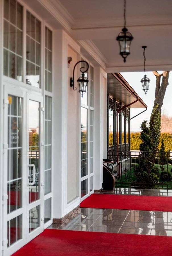 Hotel Grand Aristocrate Dubovtsy Екстериор снимка
