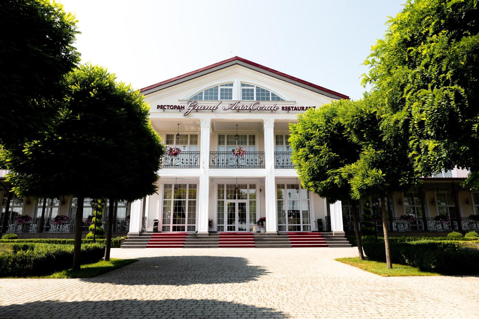 Hotel Grand Aristocrate Dubovtsy Екстериор снимка
